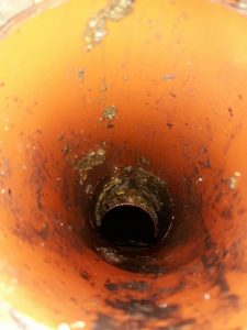 Abgerissenes Rohr hinter dem Wanddurchbruch.