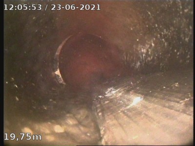 Brett im Rohr vor Bogen