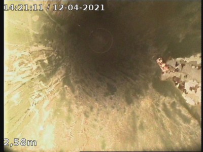 Dübel mit Schraube im Fallstrang